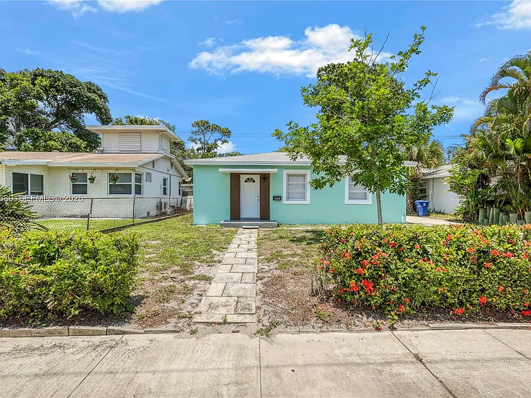 809 SW 17th St — Photo 1