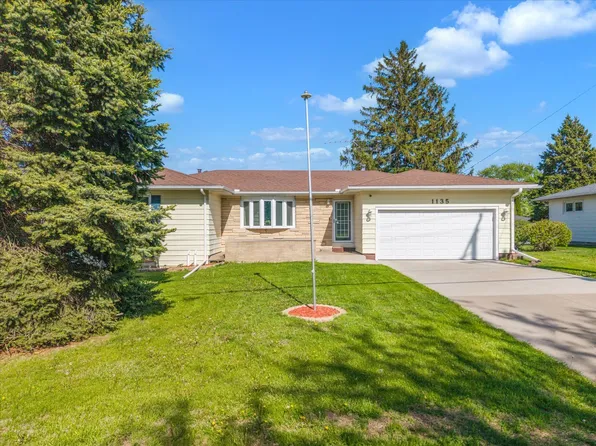 1135 N 11th St, Clinton, IA 52732