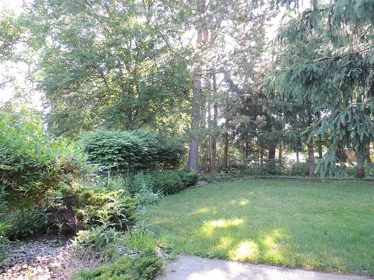 2098 Yorktown Dr — Photo 16