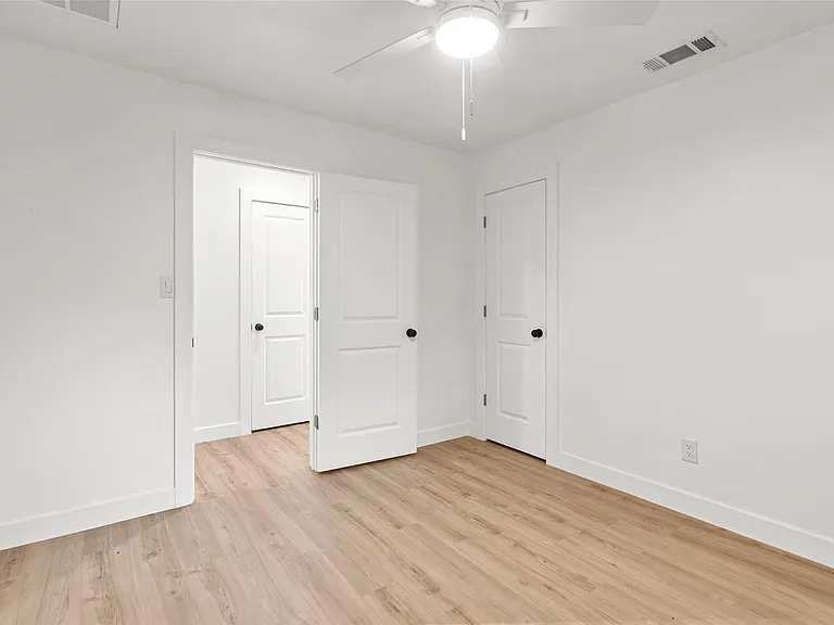 409 Avenue R — Photo 23