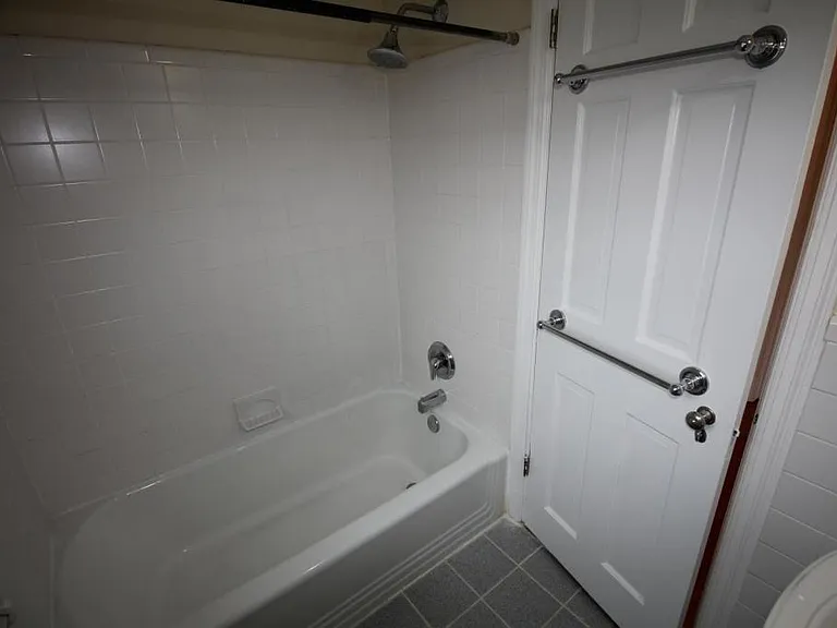 712 N Oakland St — Photo 17