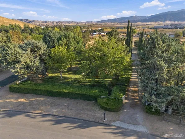 1330 Arabian Dr, Tehachapi, CA 93561