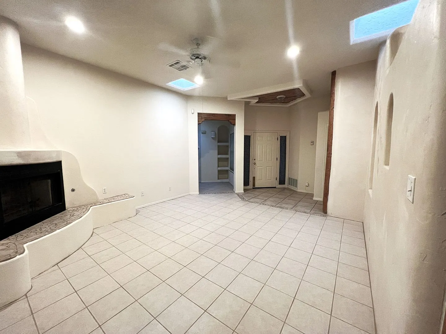 Beautiful 3 Bed 2 Bathroom home with Large Backyard — Photo 3