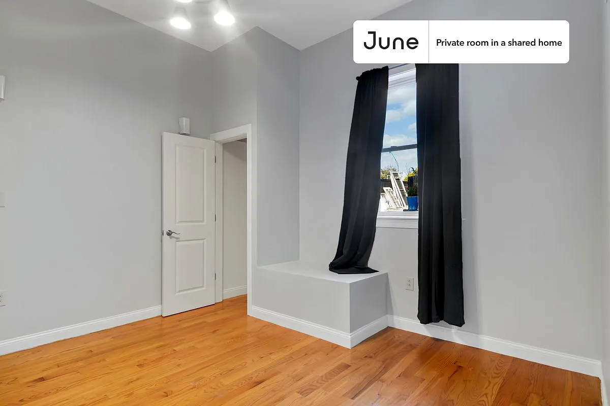 Queen bedroom in 5 bed/2.5 bath home in Roxbury #773 C — Photo 4
