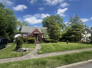 12 Lexington Ave, Rochelle Park, NJ 07662