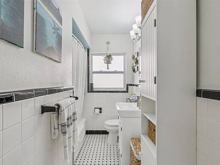 124 E Harding St — Photo 17