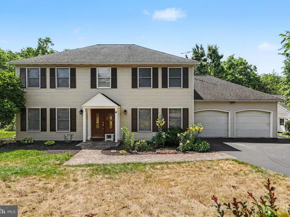 4 Brookwood Dr, Lititz, PA 17543