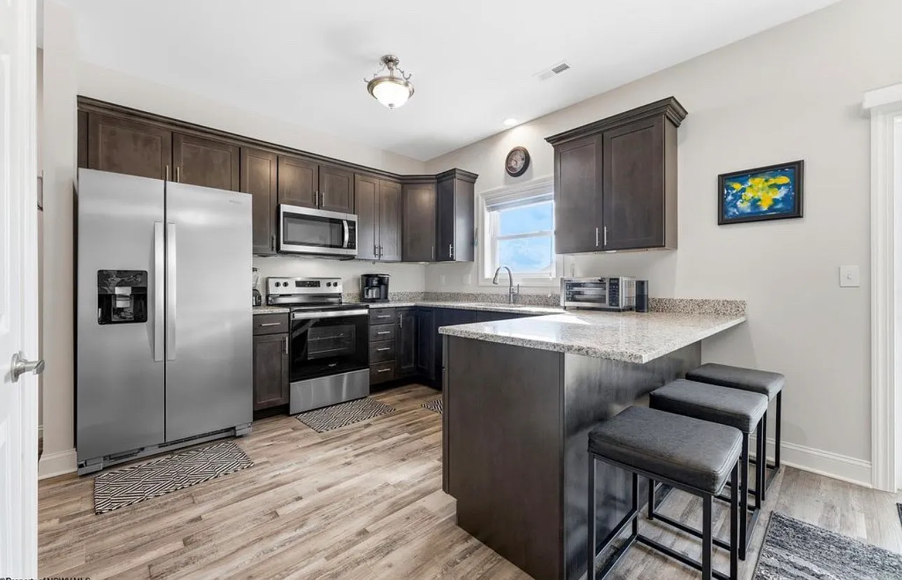 3 bed, 2.5 bath, 1940 sqft, $2,050 — Photo 3