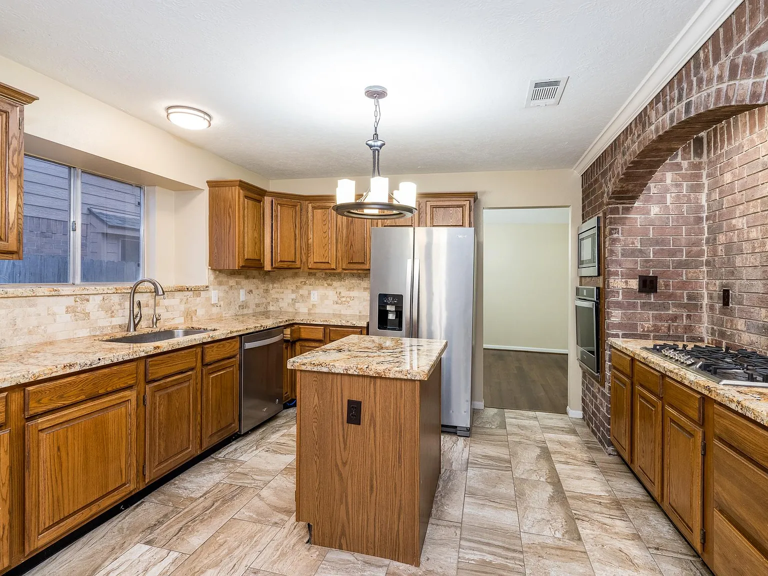 3 bed, 2.0 bath, 1899 sqft, $2,200 — Photo 3