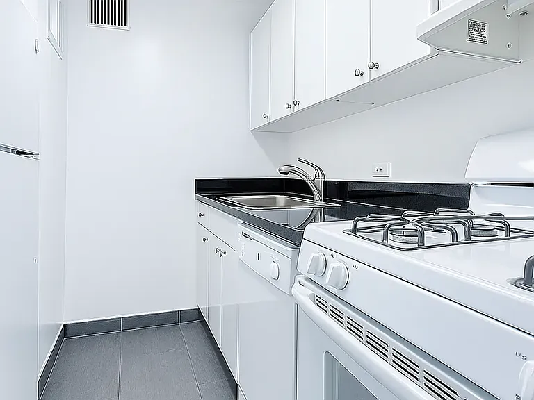 330 E 46th St #11V — Photo 3