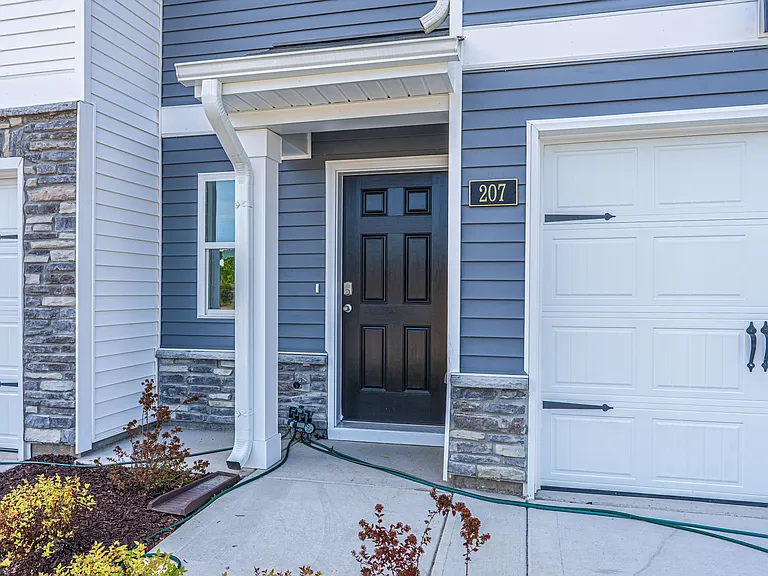 207 Maddox Dr — Photo 2