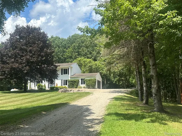 845 Hillsdale Ln, Ortonville, MI 48462
