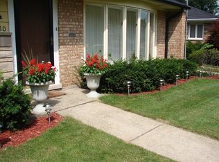 910 E Grant Dr, Des Plaines, IL