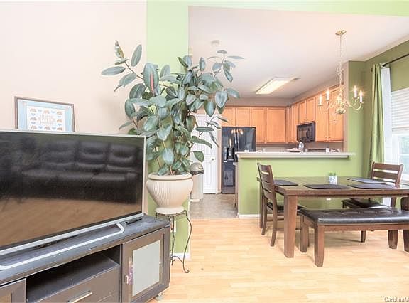 3rd image of 3025 Golden Dale Ln