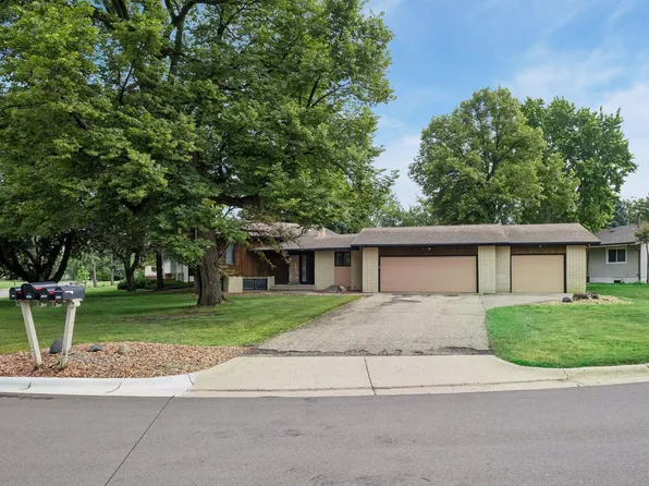1062 Crestview Dr S, Maplewood, MN 55119