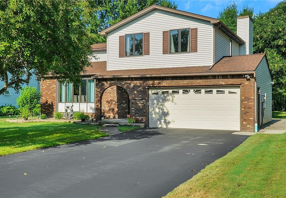 1st image of 11 Rollingwood Dr