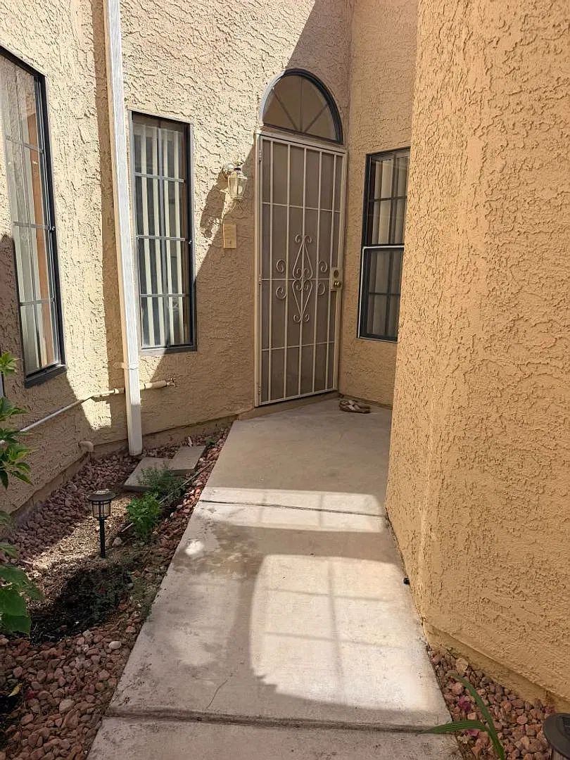 Beautiful Single-Story Townhome in Gated Community — Photo 2