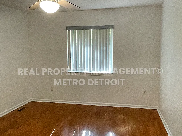 5560 Seabreeze Ln — Photo 12