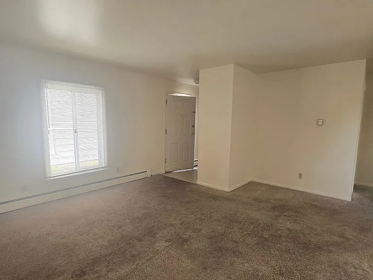 Mulford Park Apartments — Photo 11