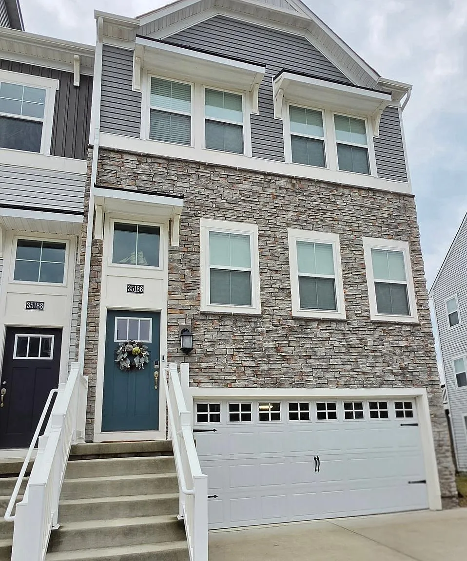 3 bed, 3.5 bath, 2400 sqft, $2,500 — Photo 1