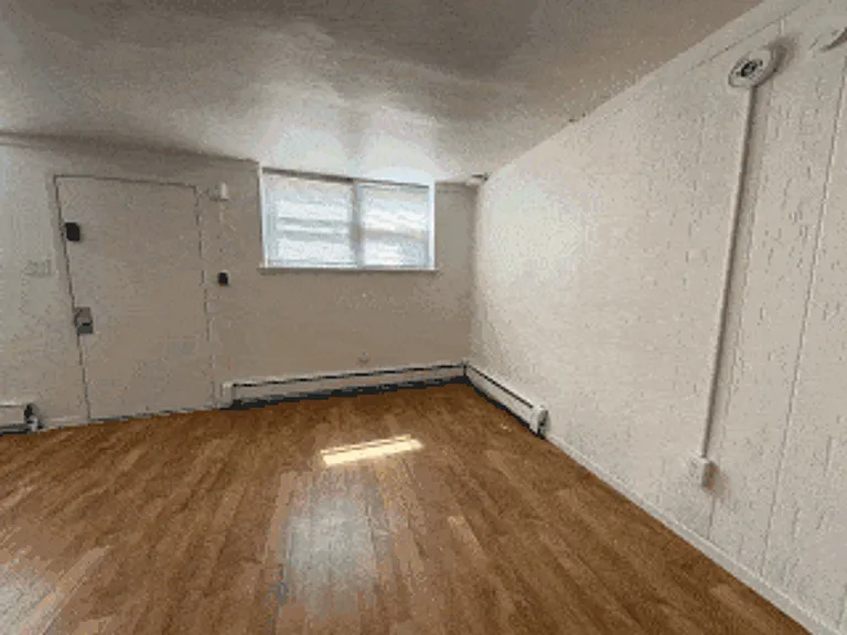 1902 Solly Apts — Photo 13