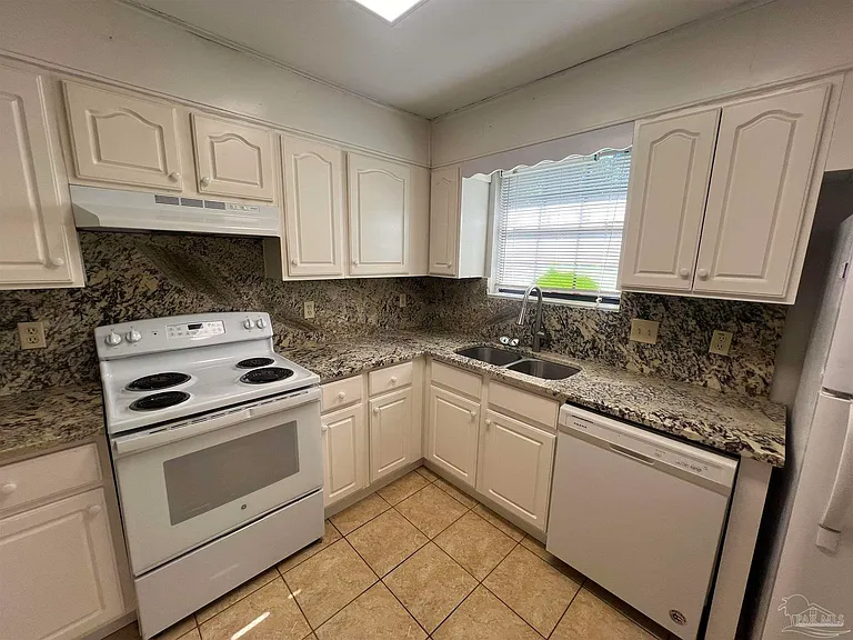 842 Amberway Dr — Photo 6
