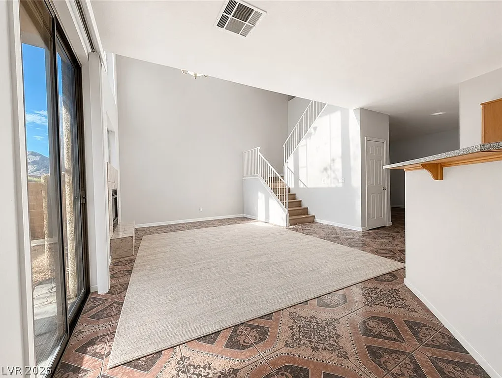 4 bed, 3.0 bath, 2304 sqft, $2,400 — Photo 4