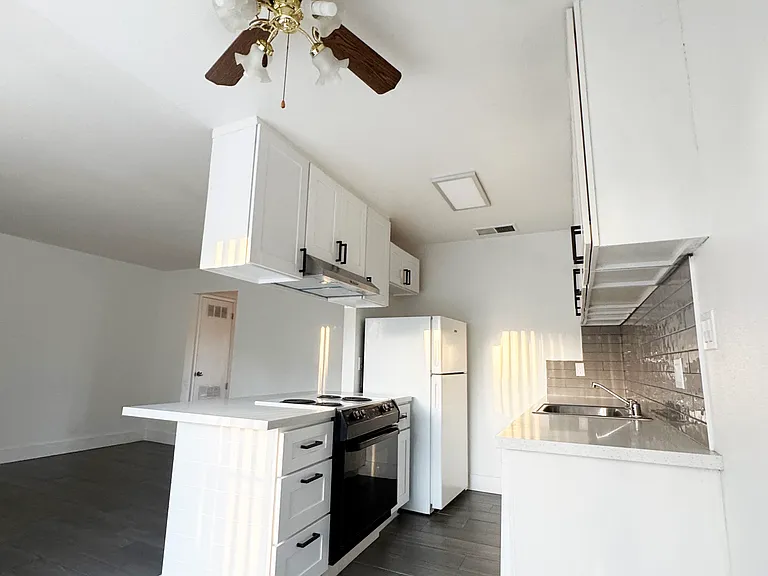 Walnutwood Apartments — Photo 24