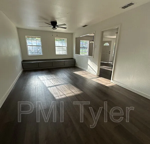 1538 N Hill Ave — Photo 5
