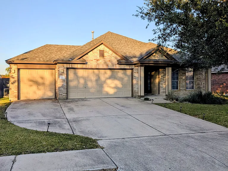 720 Abbeyglen Castle Dr — Photo 2