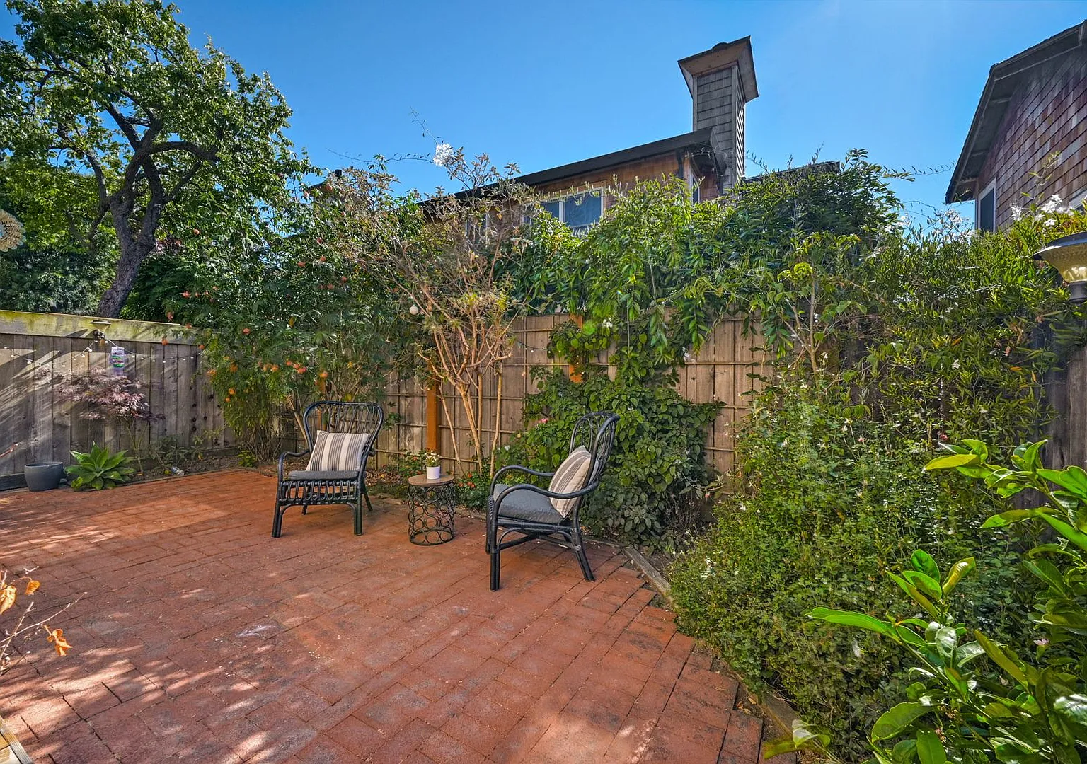 Bright & Spacious Townhouse in Gated Community on Bay Farm Island — Photo 3