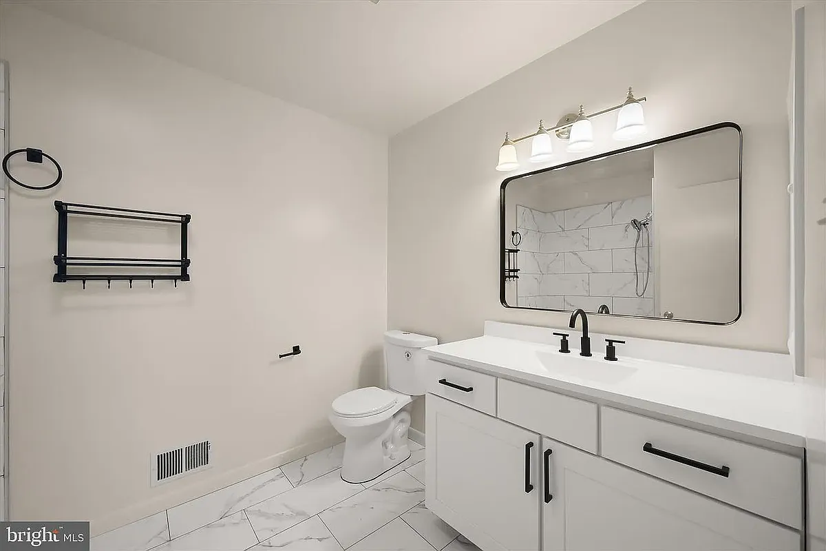 Building Photo - 3619 Glengyle Ave #8C