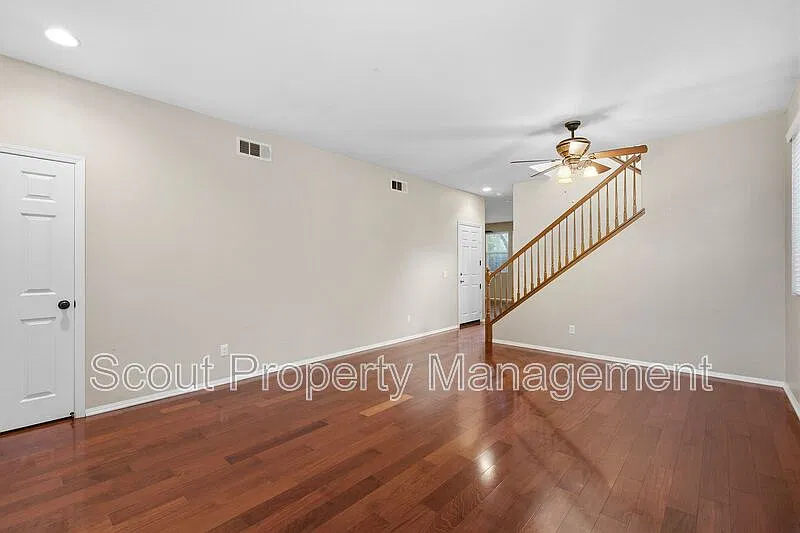 4 bed, 2.5 bath, 2037 sqft, $3,000 — Photo 4