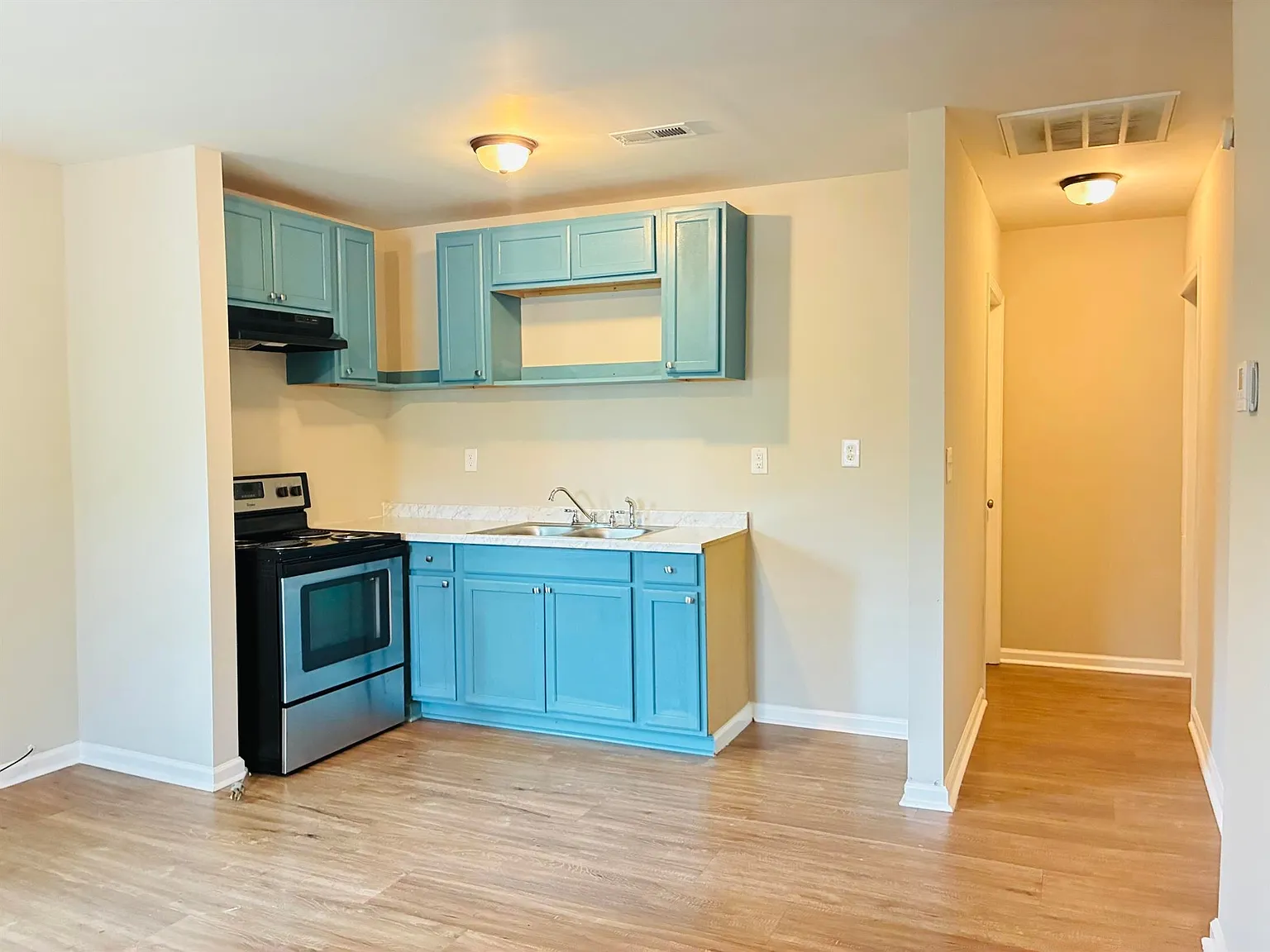407 Gardner St — Photo 3
