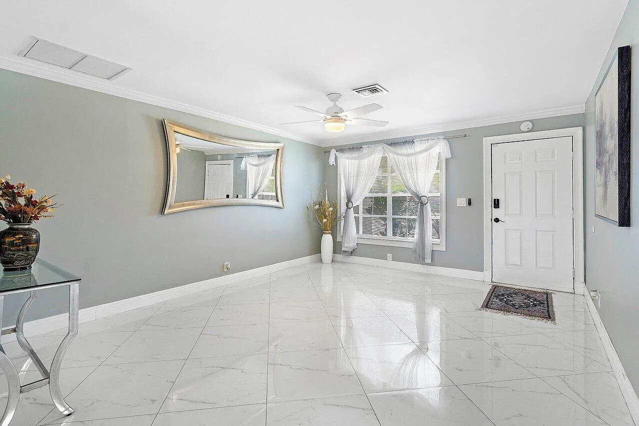3 bed, 2.0 bath, 1746 sqft, $4,990 — Photo 3