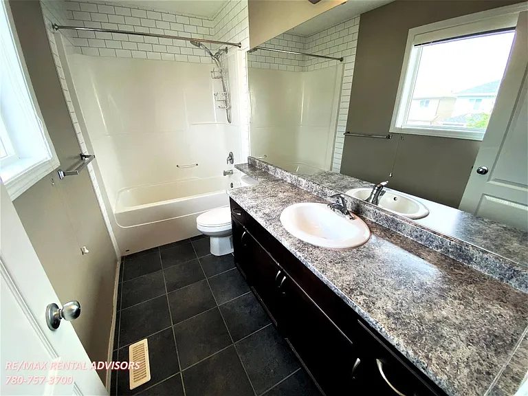 2531 Cole Cres SW — Photo 13