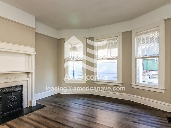 825720_003_living_room_3.jpg