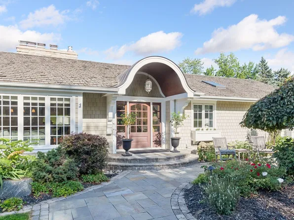 330 Peavey Rd, Wayzata, MN 55391