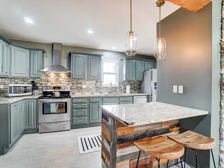725 Latham Ct — Photo 5