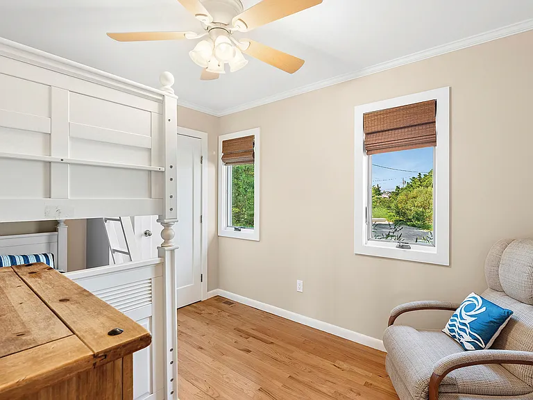 37 Sandgate Ln — Photo 12