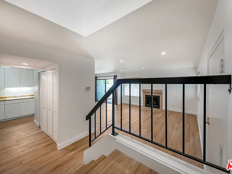 22135 Burbank Blvd #4 — Photo 18