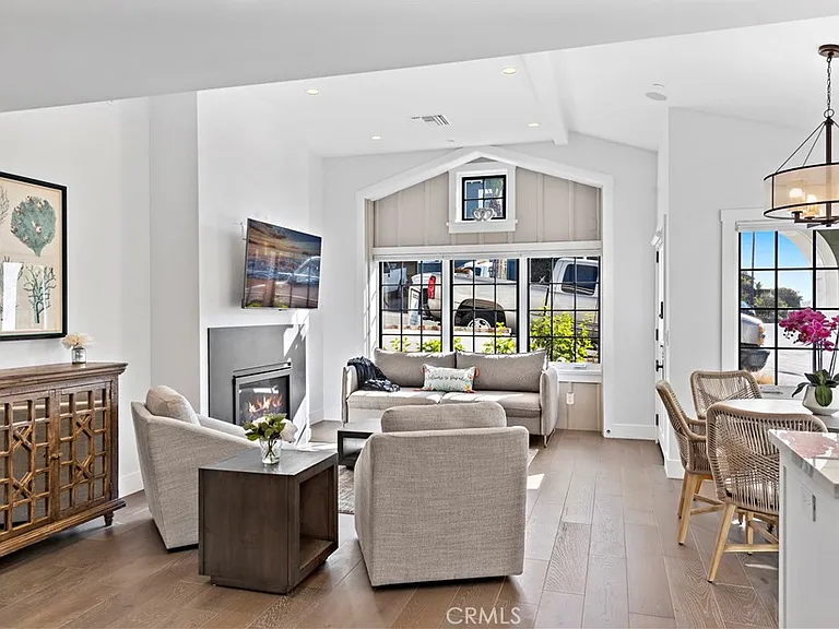 156 E Pearl St — Photo 22