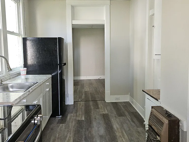 602 W 6th St #B — Photo 7
