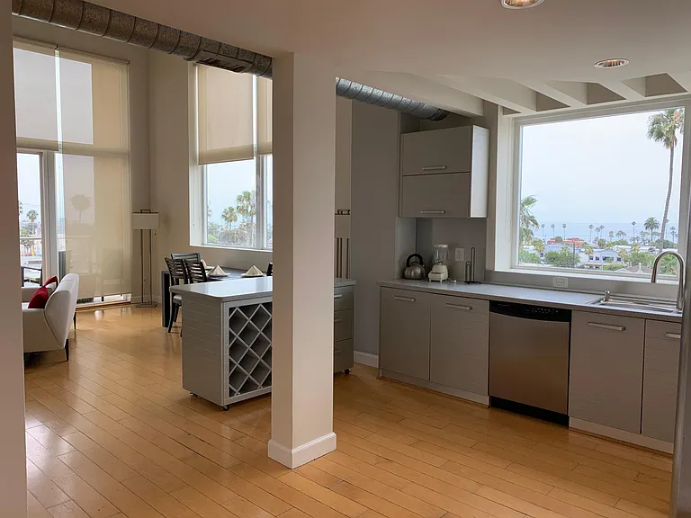 Suite #24 - Corner Room Premium Split-Level Loft