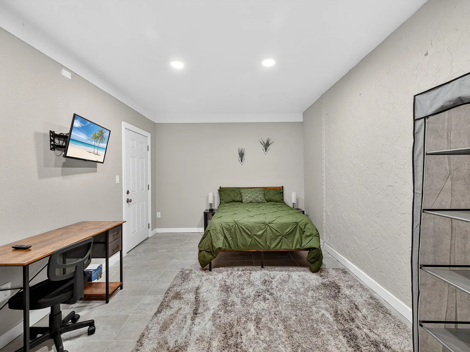 4 bed, 2.0 bath, 2084 sqft, $910 — Photo 2