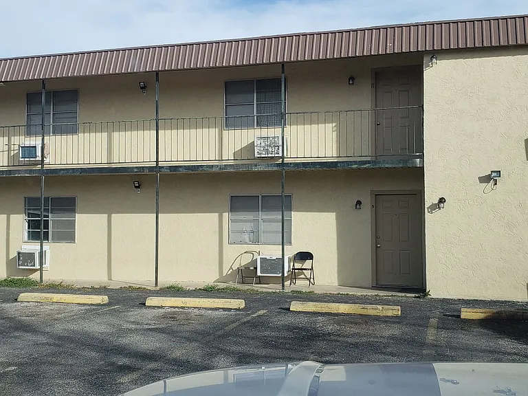 La Mesa Apartments — Photo 23