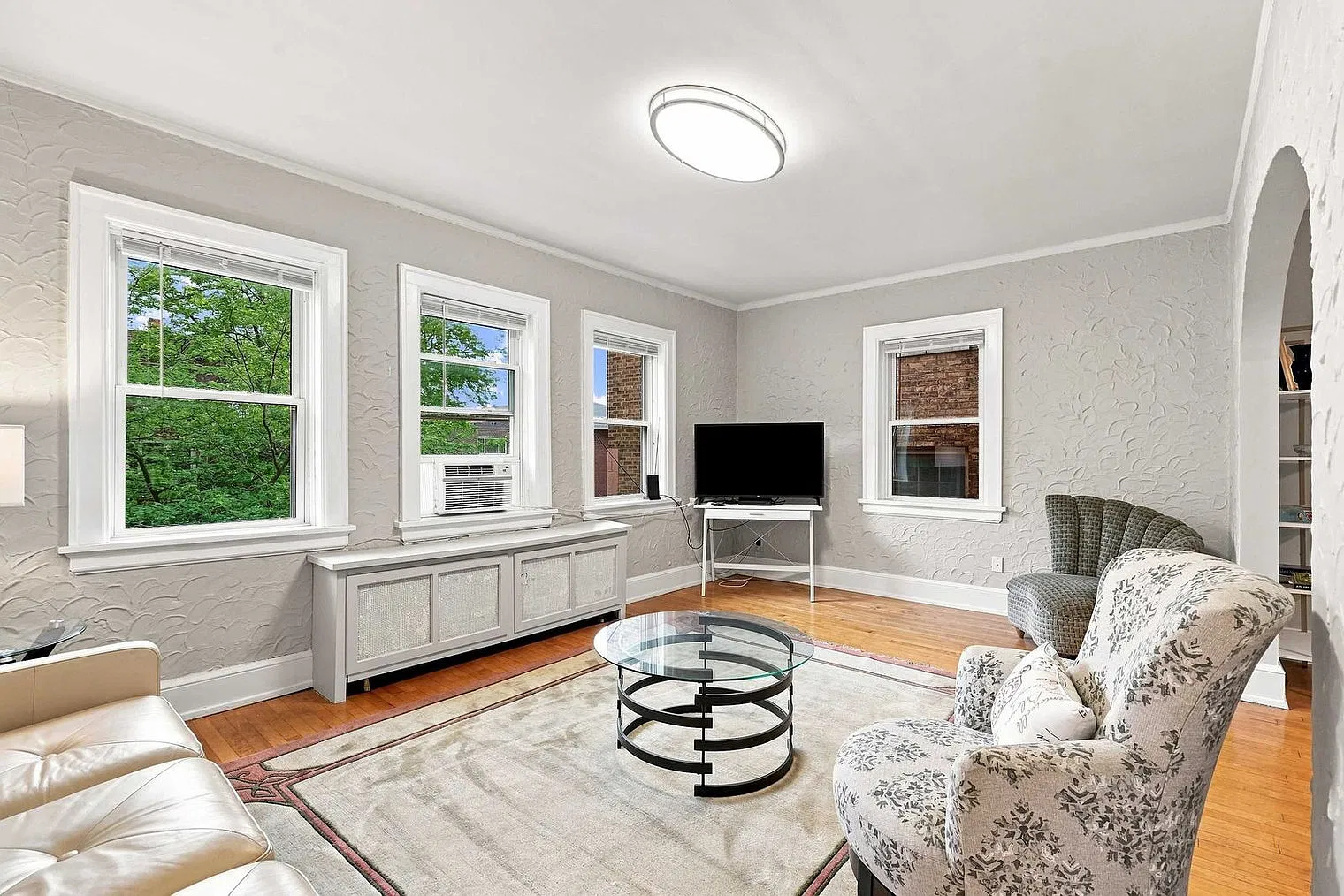 2 bed, 1.0 bath, 947 sqft, $3,429 — Photo 2
