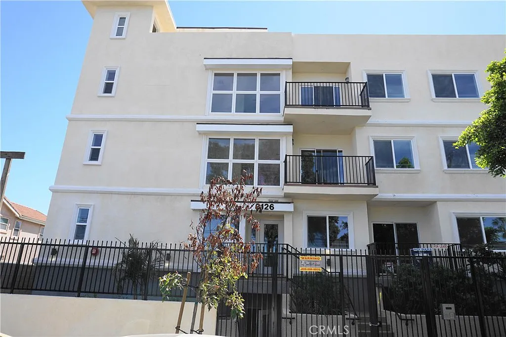 3 bed, 1400 sqft, $2,950 — Photo 2