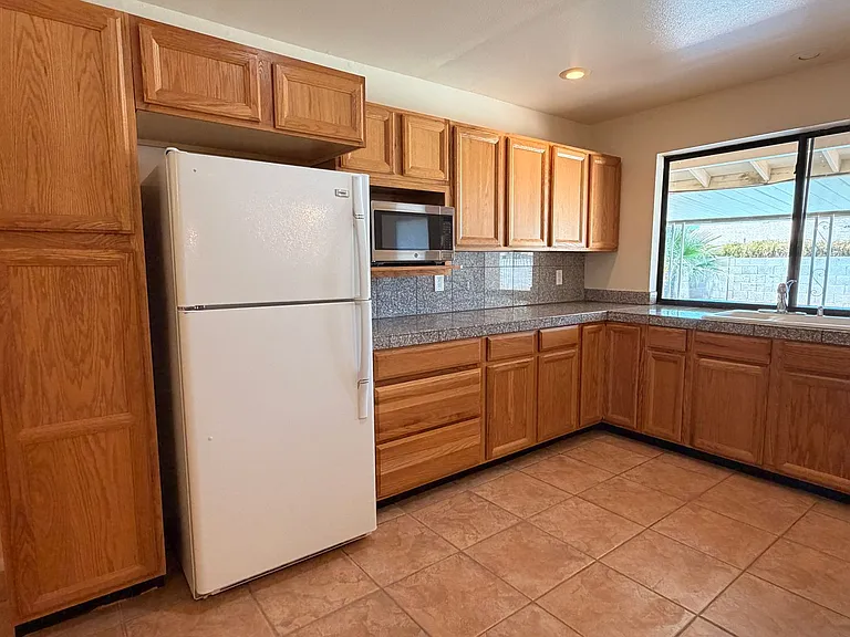 718 E Manhatton Dr — Photo 9