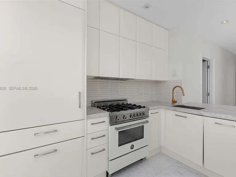 2421 Lake Pancoast Dr #7A — Photo 9